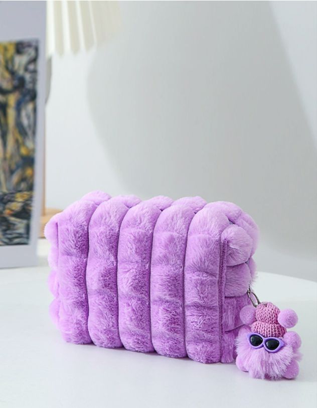 Косметичка хутряна стьобана з брелоком | 268323-03-XX - A-SHOP