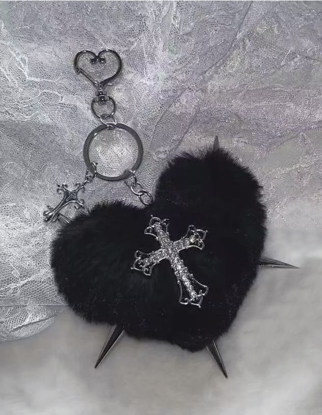 Брелок хутряний у вигляді серця з хрестом та шипами | 266755-02-XX - A-SHOP