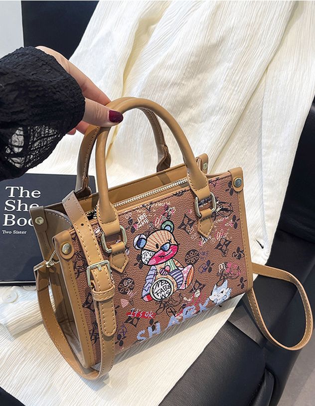 Сумка через плече з принтом ведмедика та написами | 266895-12-XX - A-SHOP