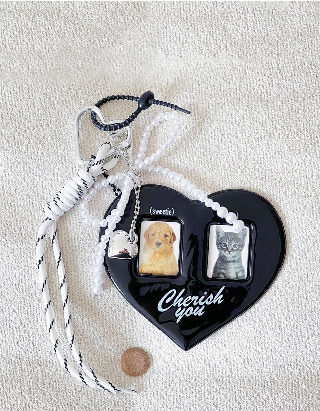 Брелок на сумку у вигляді серця з отвором для фотокартки з бантом із перлин | 266167-02-XX - A-SHOP