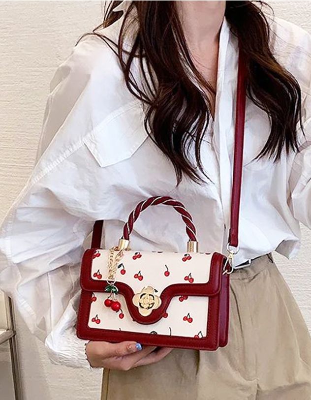 Сумка через плече з брелоком та принтом вишень | 265727-27-XX - A-SHOP