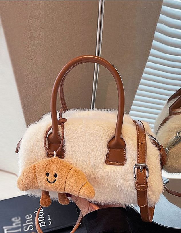 Сумка на плече хутряна з брелоком у вигляді круасана | 266740-01-XX - A-SHOP