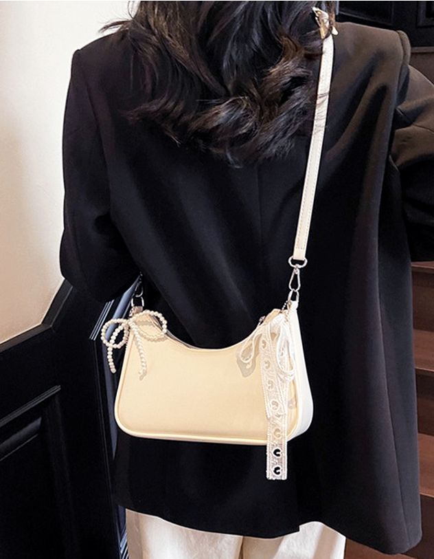 Сумка через плече з брелоком у вигляді банта з перлин та мережива | 265083-40-XX - A-SHOP