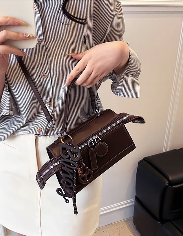 Сумка на плече з брелоком у вигляді ключа та брецеля | 264381-33-XX - A-SHOP