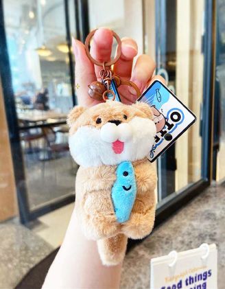 Брелок на сумку у вигляді видри з рибкою | 262435-12-XX - A-SHOP