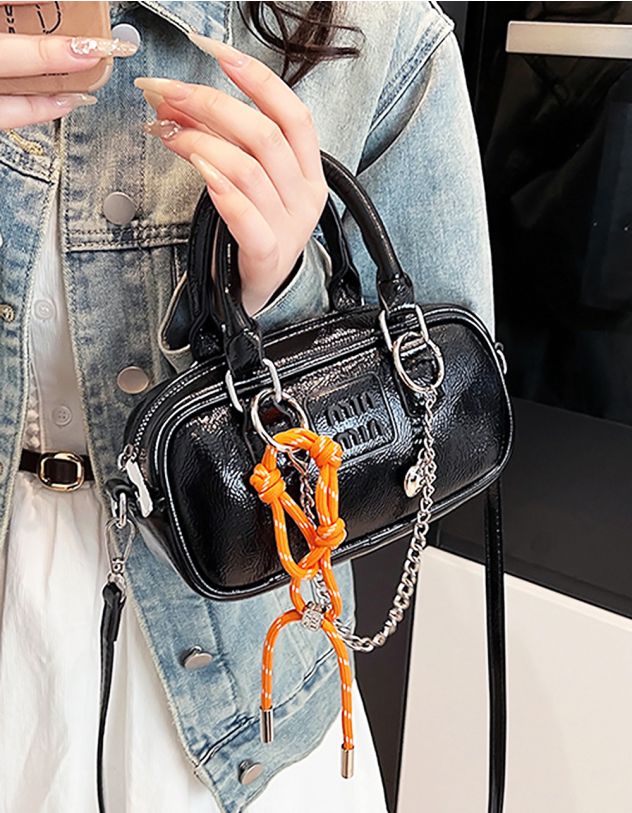 Сумка кросс боді з ланцюжком та плетеним брелоком | 265272-02-XX - A-SHOP