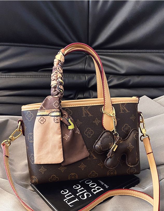 Сумка на плече з брелоком у вигляді песика та хусткою | 265316-33-XX - A-SHOP