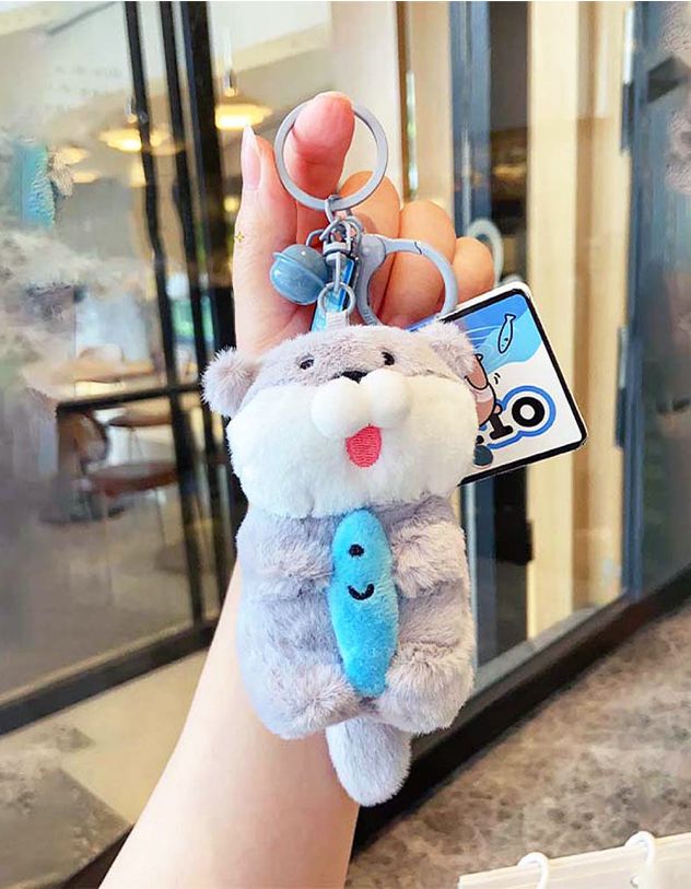Брелок на сумку у вигляді видри з рибкою | 262435-11-XX - A-SHOP