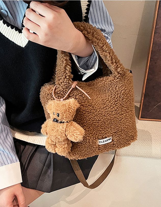 Сумка на довгому ремінці хутряна з ведмедиком | 262605-34-XX - A-SHOP