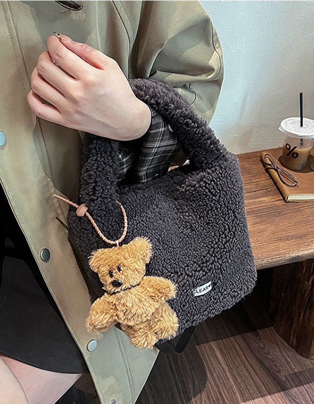 Сумка на довгому ремінці хутряна з ведмедиком | 262605-33-XX - A-SHOP
