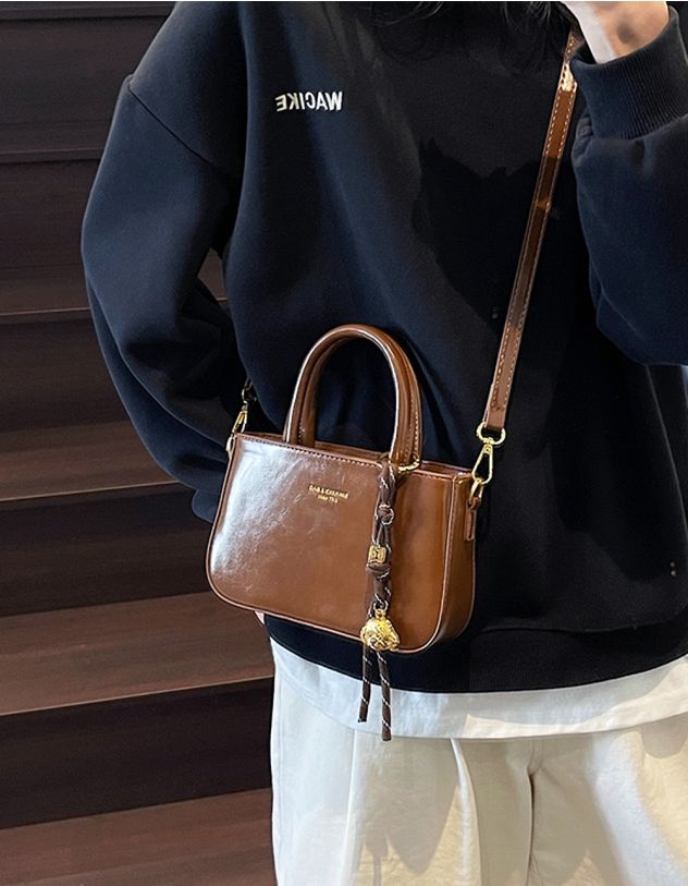 Сумка через плече з плетеним брелоком | 264239-12-XX - A-SHOP