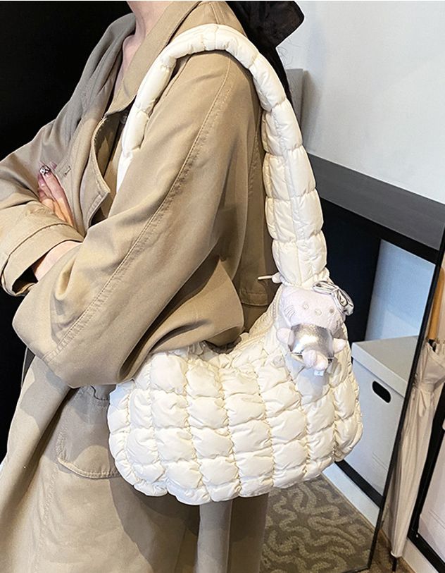 Сумка на плече стьобана з брелоком у вигляді кицьки | 262614-01-XX - A-SHOP