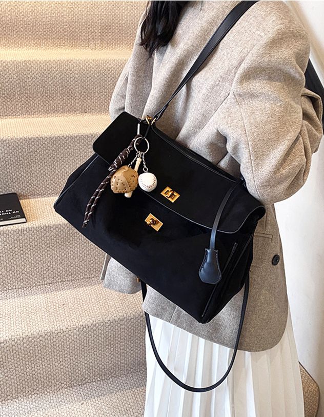 Сумка класична з брелоком у вигляді м'яча | 262620-02-XX - A-SHOP