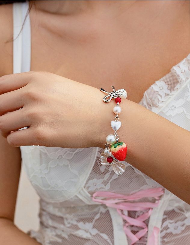 Браслет на руку із перлин з підвіскою у вигляді полуниці з бантом | 266843-01-XX - A-SHOP