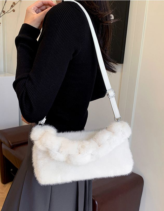 Сумка на довгому ремінці хутряна | 262612-01-XX - A-SHOP