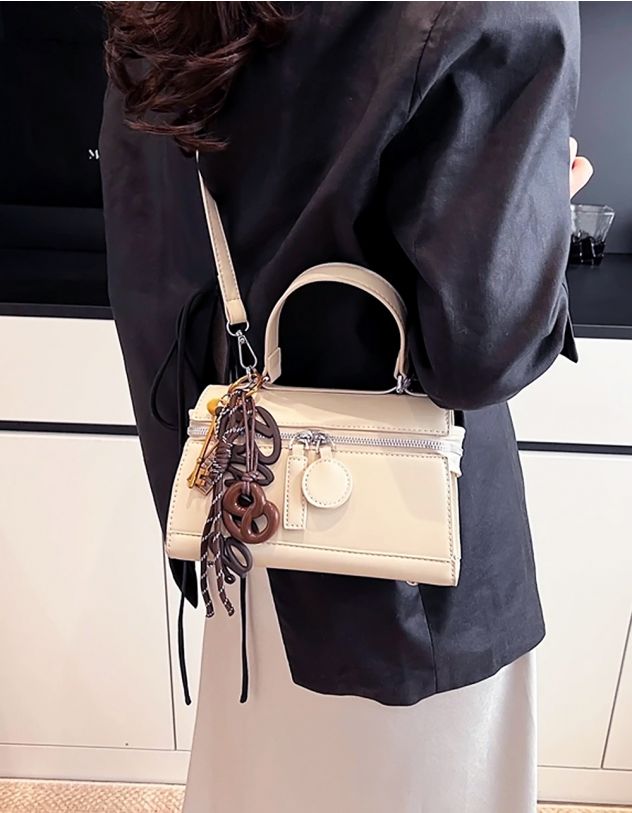 Сумка на плече з брелоком у вигляді ключа та брецеля | 264381-40-XX - A-SHOP