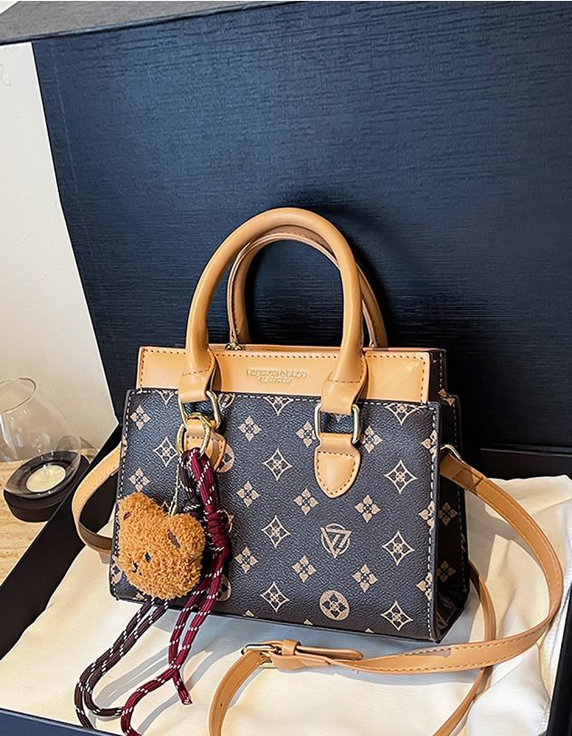 Сумка на довгому ремінці з брелоком у вигляді ведмедика | 265465-33-XX - A-SHOP