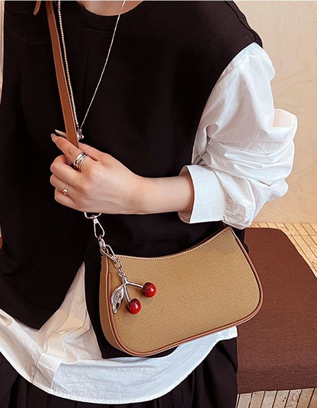 Сумка багет через плече з брелоком у вигляді вишні | 265278-12-XX - A-SHOP