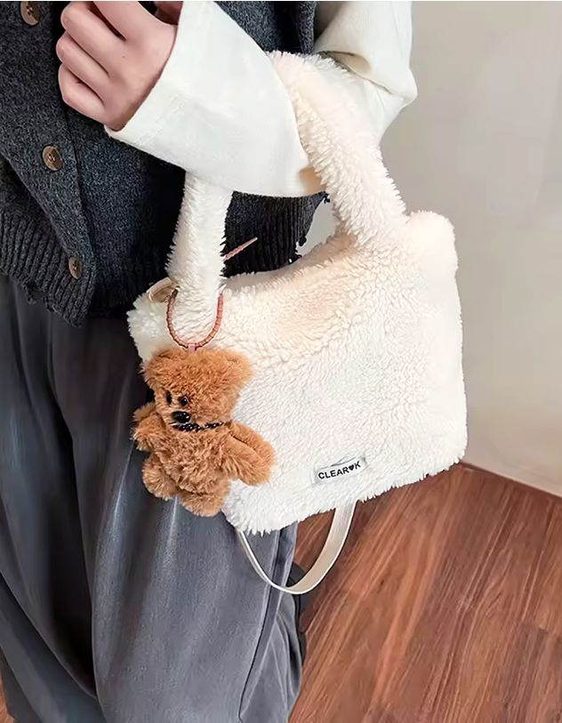 Сумка на довгому ремінці хутряна з ведмедиком | 262605-40-XX - A-SHOP