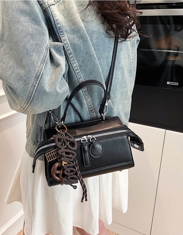 Сумка на плече з брелоком у вигляді ключа та брецеля | 264381-02-XX - A-SHOP